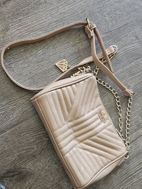 SPECIAL *** Guess convertible crossbody bag with a gold chain strap.